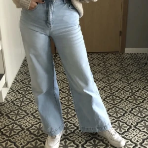 Utsvängda jeans  - Jättesnygga utsvängda jeans från Rollas i storlek 24. Säljer då de är för små för mig 