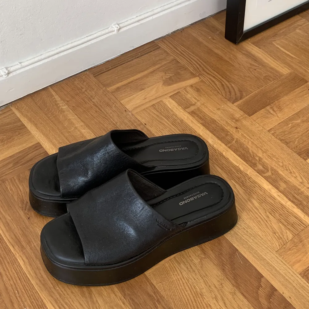 Själjer min super coola Vagabond platforms model cortney sandaler! Knappt använda och finns inget att anmärka på! . Skor.