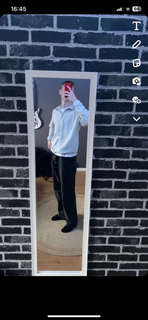 Jack & Jones Half Zip - En Jack & Jones Half zip som ej användas längre, har varit i min ägo o ca 8 månader och är i bra skick. Bra köp ifall du vill uppgradera din garderob inom Stockholmstil 