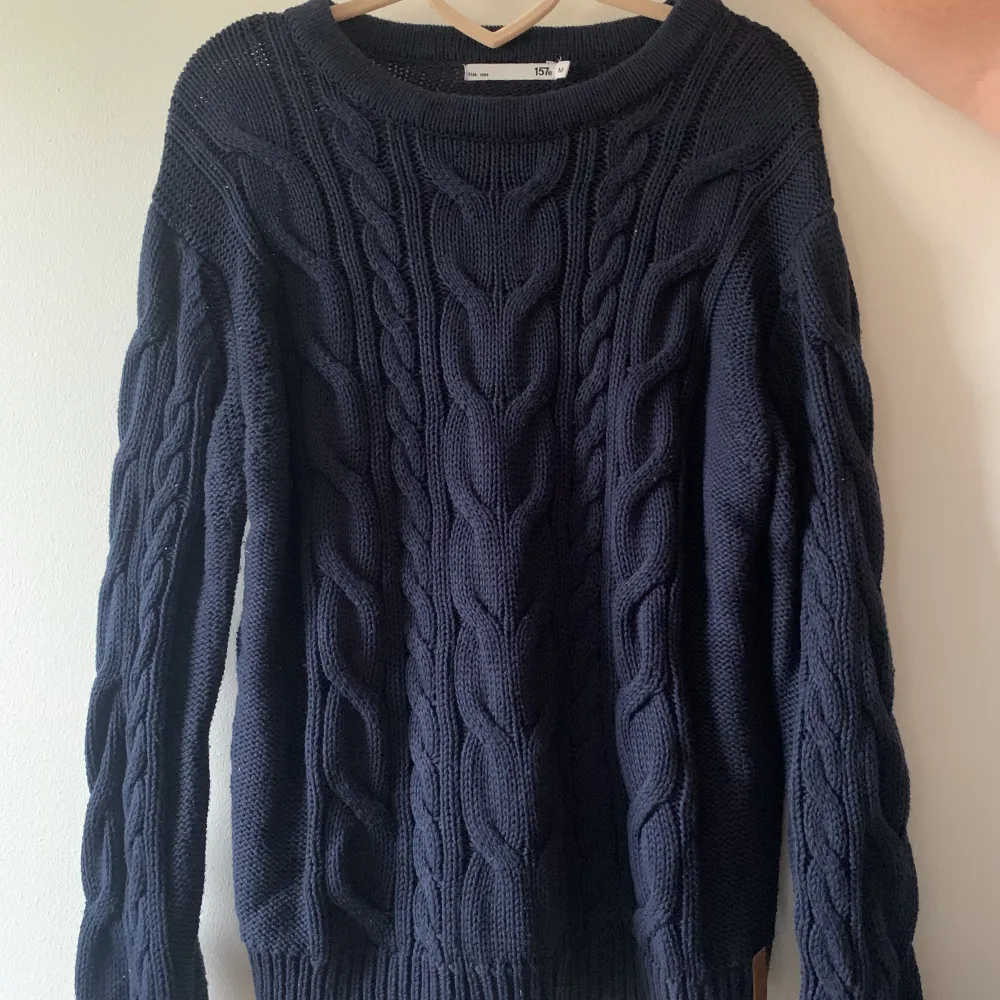 mörkblå stickad tröja från lager157. Inga noppror, knappt använd och perfekt size 😍. Stickat.