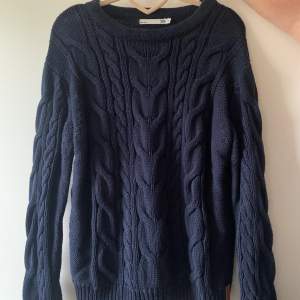 mörkblå stickad tröja från lager157. Inga noppror, knappt använd och perfekt size 😍