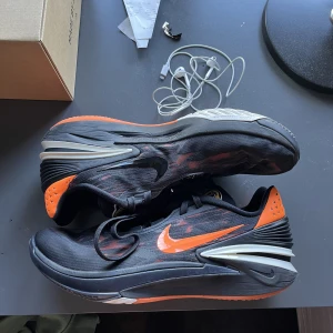 Gt cut 2 - Säljer mina gt cut två för att dom är för små, köpt på footlocker för 2100 och är slutsålda överallt, man får med box. Är intresserad av byten också. Skriv till mig vid mer frågor.