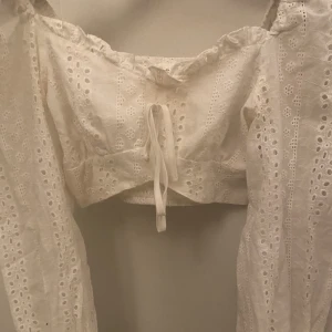 Topp - Fin sommar topp som jag tyvärr inte använder då den är väldigt kort. Använd 1 gång. Den är från shein💘