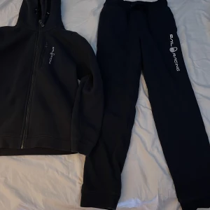 Sail racing set - Säljer då dem är för små Skriv om man vill ha ngt av dem separat så kan vi diskutera pris Kan mötas upp i Stockholm  Köpt för totalt 1600  Skick 10/10 