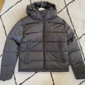 Vinterjacka Hööks - Oanvänd vinterjacka från Hööks. Prislappen sitter kvar. Orginalpris 999 kr.