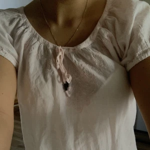 Blus - Gullig rosa blus!💓 som passar både xs/s/m beroende på hur man vill att den sitter 