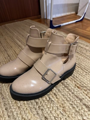 Boots - Boots från nelly, aldrig använda. Jätte fina till klänning eller kjol