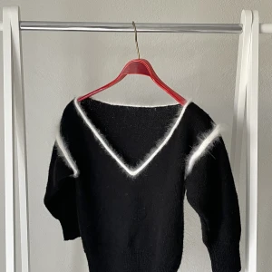 Tjocktröja / cardigan/ jumper - Säljer min vintage-tjocktröja.   Perfekt nu till hösten! Fin att styla bara som den är med jeans eller kostymbyxor, eller som en ”pullover”.   Tröjan är i perfekt skick 🌷  Jag har vanligtvis XS/S, tröjan passar även M. 