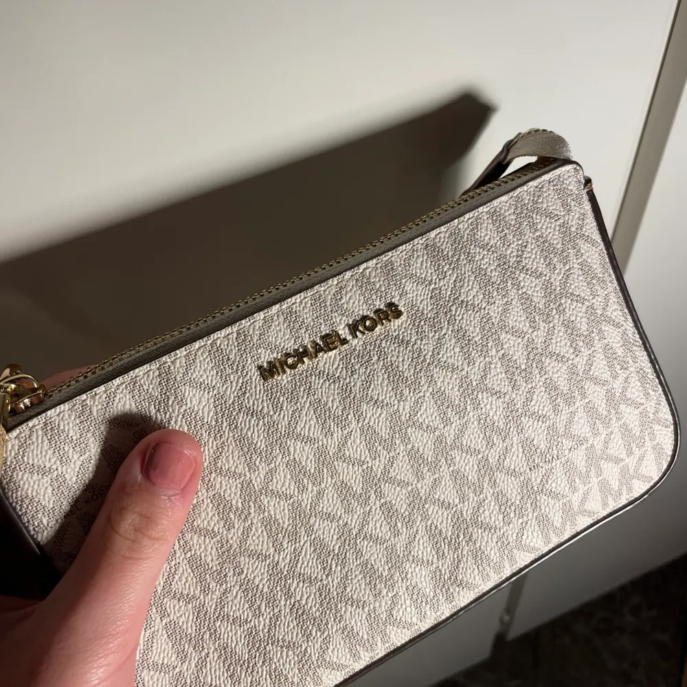 Säljer denna sjukt snygga Michael Kors väska! Den passar till i princip allt och funkar både till sommar outfitten och vinter outfitten. Den är knappt använd och i superbra skick. Inga defekter. Pris kan diskuteras vid snabb affär. . Väskor.