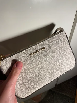 Michael Kors väska - Säljer denna sjukt snygga Michael Kors väska! Den passar till i princip allt och funkar både till sommar outfitten och vinter outfitten. Den är knappt använd och i superbra skick. Inga defekter. Pris kan diskuteras vid snabb affär. 