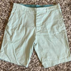 Chino-Shorts från Hm med en härlig grön färg  Skicka: bra  Storlek: se bild