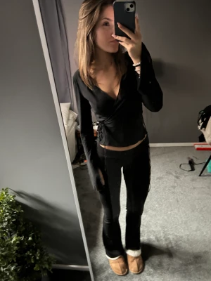 Blus - Svart blus från weekday med knytning på båda sidor och slit i ärmarna. Nästan aldrig använd men skitcool😎