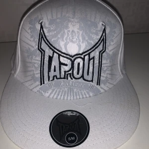 Tvär kattig tapout keps - !INTRESSEKOLL!  tapout keps i storlek S/M. Har använt den ett par gånger men är god som ny. Kom gärna med bud. Osäker om jag ska sälja