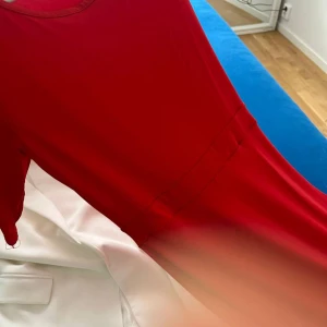 Klänning - Säljer en röd klänning som jag inte använder. Den är i bra skick