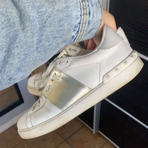 Valentino skor - Funderar på att sälja mina valentinp skor då de är en aning för stora för mig :/ De köptes på Vestiarie Collective i början av sommaren, de är i fint skick! Priset går att diskutera 💕