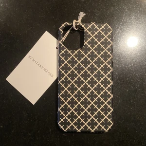 By Malene Birger skal - Säljer detta trendiga malene Birger iPhone skal då det tyvärr inte passade min telefon 😭 Det står ”Onesize” på sidan där det köptes men det bör passa en 12. Det är aldrig använt så är helt i nyskick :) köpte det för 299+frakt 