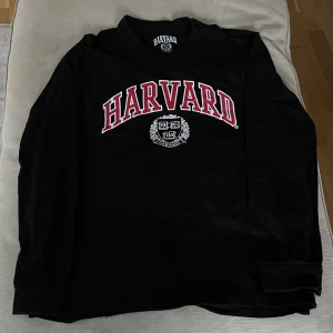 Harvard long sleeve - Storlek: L Skick: Jättebra Material: Bomull Extra info: Det står XXL men passformen är för L.