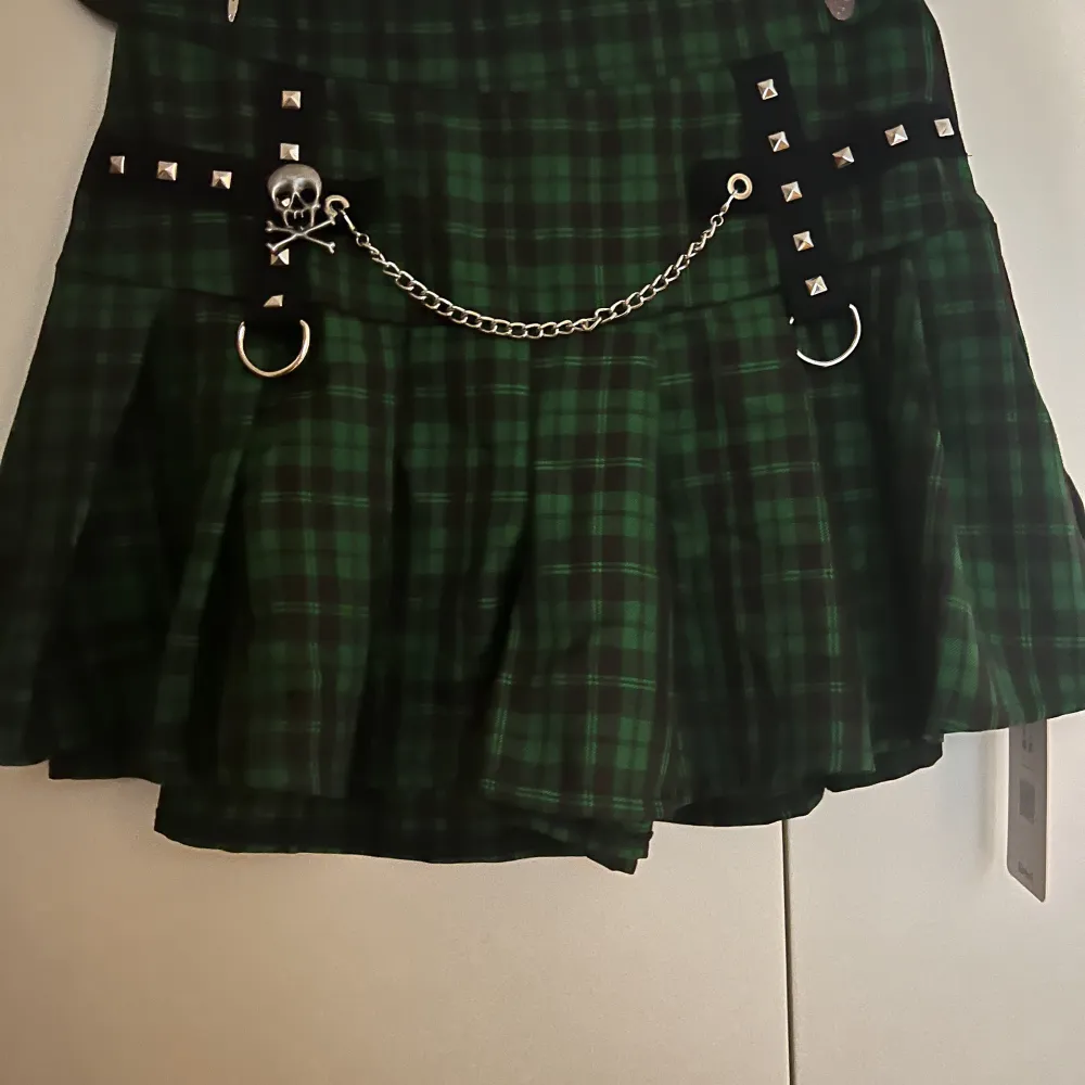 Punk kjol från ROMWE- SHEIN. Aldrig använd. Skriv om ni undrar något💚💚. Kjolar.