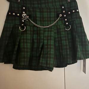 Punk kjol från ROMWE- SHEIN. Aldrig använd. Skriv om ni undrar något💚💚