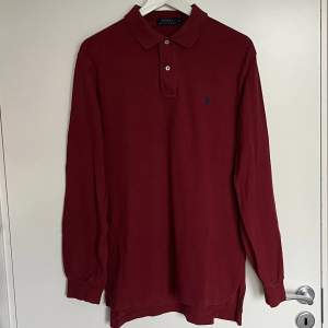 Ralph Lauren Dark Red Polo Shirt. Size M but may also work for L. In very good condition without defects. Very comfortable and cool looking. Retail price is around 1400 kr. Write for more questions and dimensions🖤