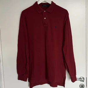 Ralph Lauren Polo - Ralph Lauren Dark Red Polo Shirt. Size M but may also work for L. In very good condition without defects. Very comfortable and cool looking. Retail price is around 1400 kr. Write for more questions and dimensions🖤