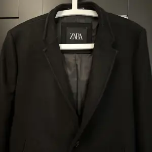 Zara lång kappa, i svart färg.