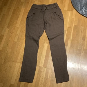 Stretch byxa  - Brun rutmönstrad byxa med lite stretch 