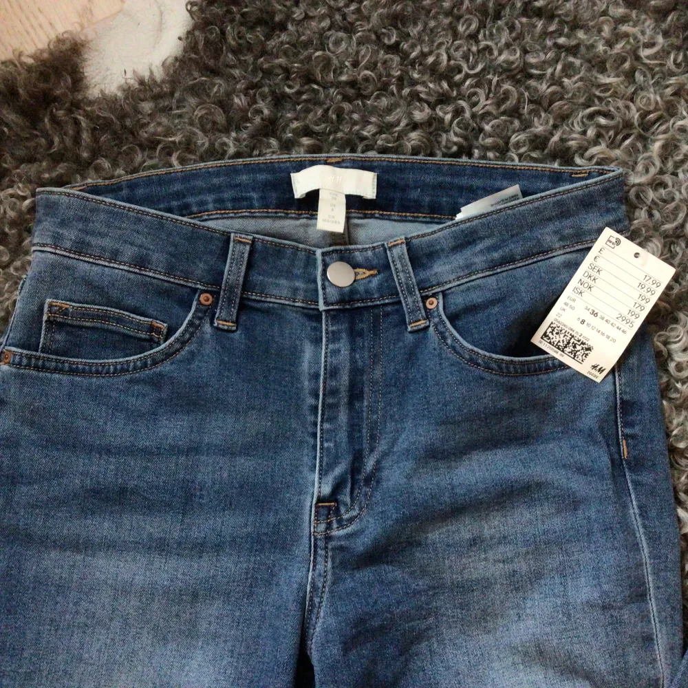 Helt oanvända jeans från hm🩵🤍🩵🤍 Inga defekter och lappen kvar🫶🏼. Jeans & Byxor.