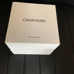 Calvin Klein klocka köpt för 1918 säljs för 1300 använd 0 gånger och finns att hämta i Stockholm/Bålsta 