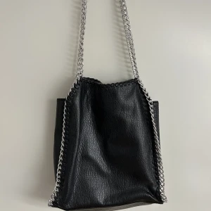 Tiamo väska  - Superfin väska från tiamo!  Använd men i ett bra skick🌸