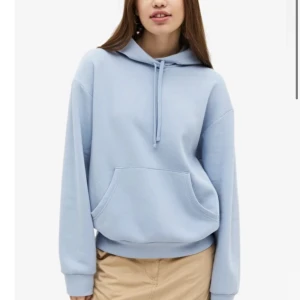 Hoodie - Något mer blå i verkligheten som ni ser på bild två. Fin skön hoodie som är oversize💙