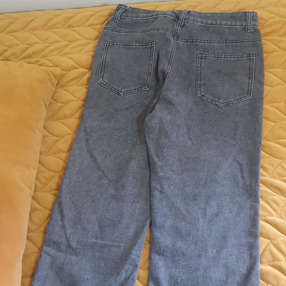 Helt nya gråa Jeans, oanvända. Passade inte bra. Storlek XS. Endast 170 kr. . Jeans & Byxor.