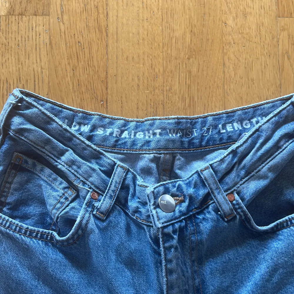 Helt nya Lågmidjade jeans från bikbok och enbart använda 2 gånger! Jag är 165 och de passar bra i längd.. Jeans & Byxor.
