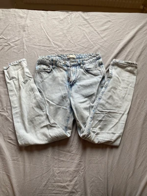 MOMJEANS - Säljee dessa momjeans från gina tricot som är i bra skick. Midjemått: 70cm, Länge: 93cm. Använder köp nu och katt finns i hemmet!