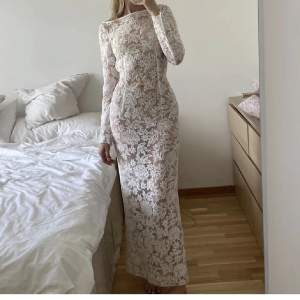 Vit lång spetsklänning från Ella Karbergs kollektion med Na-kd 🤍 Storlek XS men passar även S. Endast provad, aldrig använd 🤍Nypris 600 kr.