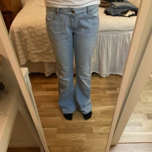 Levis jeans - Säljer dessa jeansen som är för stora för mig💕 För referens så är jag 175 och jeansen är väldigt långa på mig.