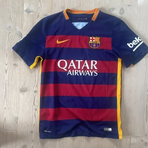 Barcelona Tröja 2015 - Barcelona tröja från 2015. Mycket bra skick. Fler bilder finns vid behov. 