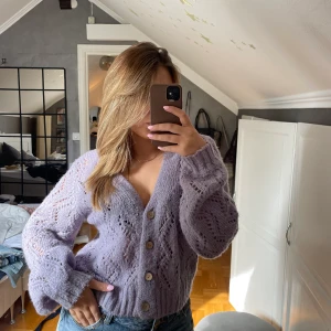 Stickad kofta/ tröja  - Säljer denna super sköna lila kofta/ tröja beroende på hur man vill ha den. Går att knäppa upp som en kofta också. Långa och stora armar !!! Jätte skön och super fin till hösten. Köpt på bubbleroom för några år sedan 🥰