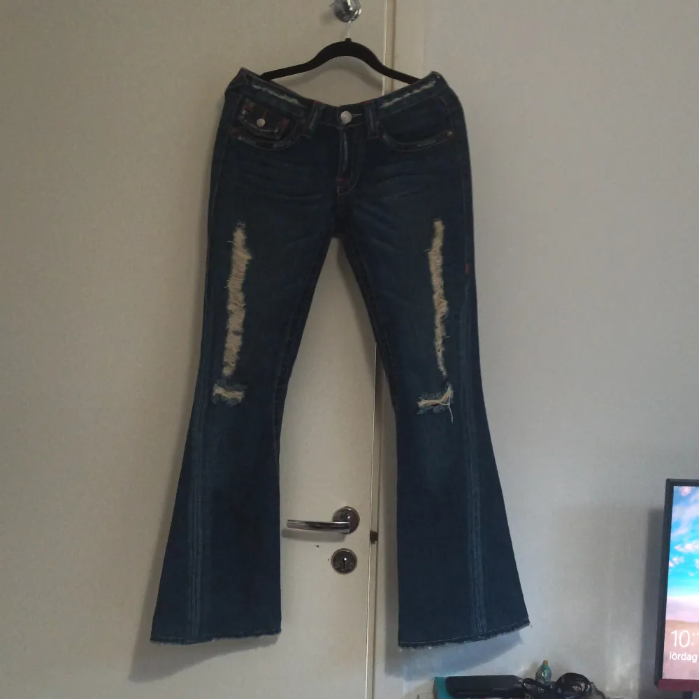 Säljer ett par true religion jeans. Dom e jätte fina och jag fick dom igår. Aldrig haft på mig fom för att de var alldeles försmå. Midjemåttet är 36cm rakt över och perfekta i längden för mig som e 168. Meddela ifall man vill ha fler bilder eller mer inf💕. Jeans & Byxor.