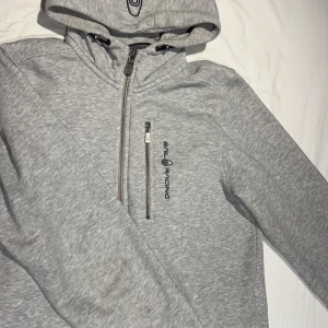 Sail racing hoodie - Grå sail racing hoodie i storlek 176. Använt skick men ska inte vara nåra skavanker. Hör av dig om fler bilder och frågor!! Pris kan diskuteras.