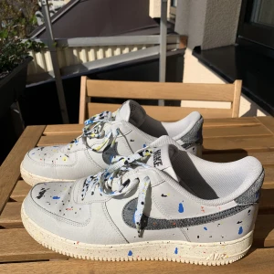Air force 1 med färgstänk - Air force 1 med färgstänk i storlek 44,5. Dessa är inte ”custom made” utan köpta från Nikes hemsida. Pris kan diskuteras!