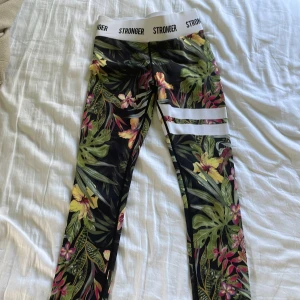 Stronger tights - Jag säljer mina stronger tights i storlek xs då de inte kommer till användning❤️Använda max 3 gånger och i nyskick. Ny pris: 799