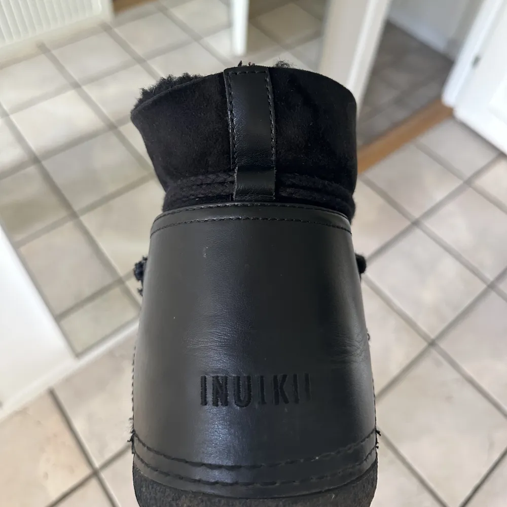 säljer mina fina inuikii boots som använts i ca 2-3 månader. superfint skick och supermysiga! nypris 3000💗  skriv för fler bilder❣️ låda tillkommer!. Skor.