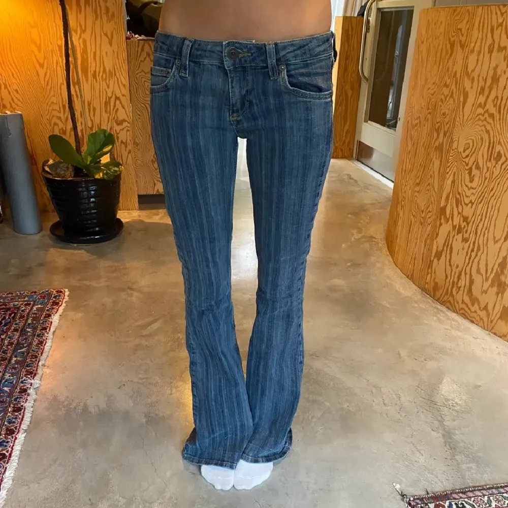 Lånade bilder från en annan säljare men samma produkt!!  Lite skadad längst nedav jeansen, kan skicka bild privat :) Lågmidjade!! Modellen i bilden är 170cm.  Jeansen jag har är W29 L32 🫶. Jeans & Byxor.