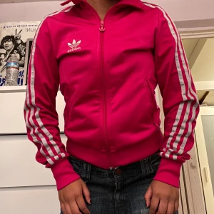 Adidas  - Rosa adidas kofta. Köpare står för frakten annars möts jag upp i Sthlm 💞