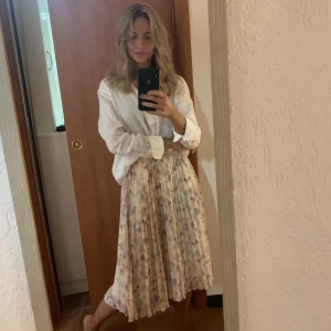 Blommig kjol - Säljer en super gullig kjol, eftersom den inte kommer till användning längre.