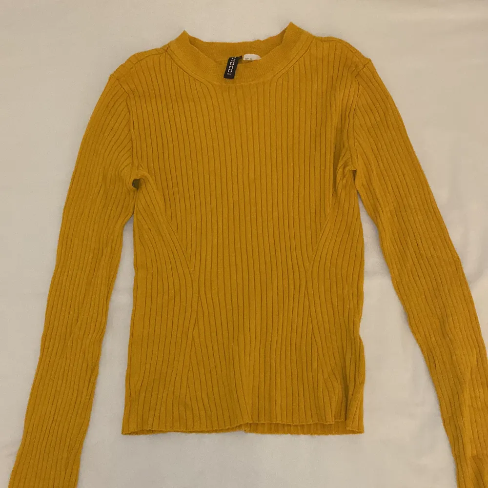 Stretchy, mustard coloured top from H&M’s divided collection. Perfect for autumn weather 🍂. Toppar.