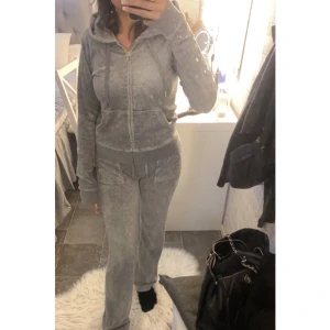 GRÅTT JUCIY SÄTT - Säljer mitt juciy sätt då det inte kommer till användning längre. Tröjan är i storlek Xs och byxorna är i storlek Xxs. Kan uppfattas lite mörkare på bilden då sättet var nytvättat och lite fuktigt!🫶🏼 En metalgrej är borta på tröjan!