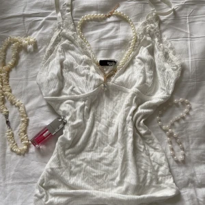 Vit spets topp  - Fin topp köpt från BikBok för några år sedan, används aldrig längre. 