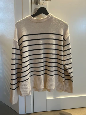 Tröja - Säljer min zara tröja som knappt är använd🌸🌸